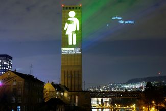 Международная правозащитная организация Amnesty International спроецировала на здание башни Swissmill в Цюрихе надпись «Каждая пятая женщина в Швейцарии уже подверглась сексуальному насилию».