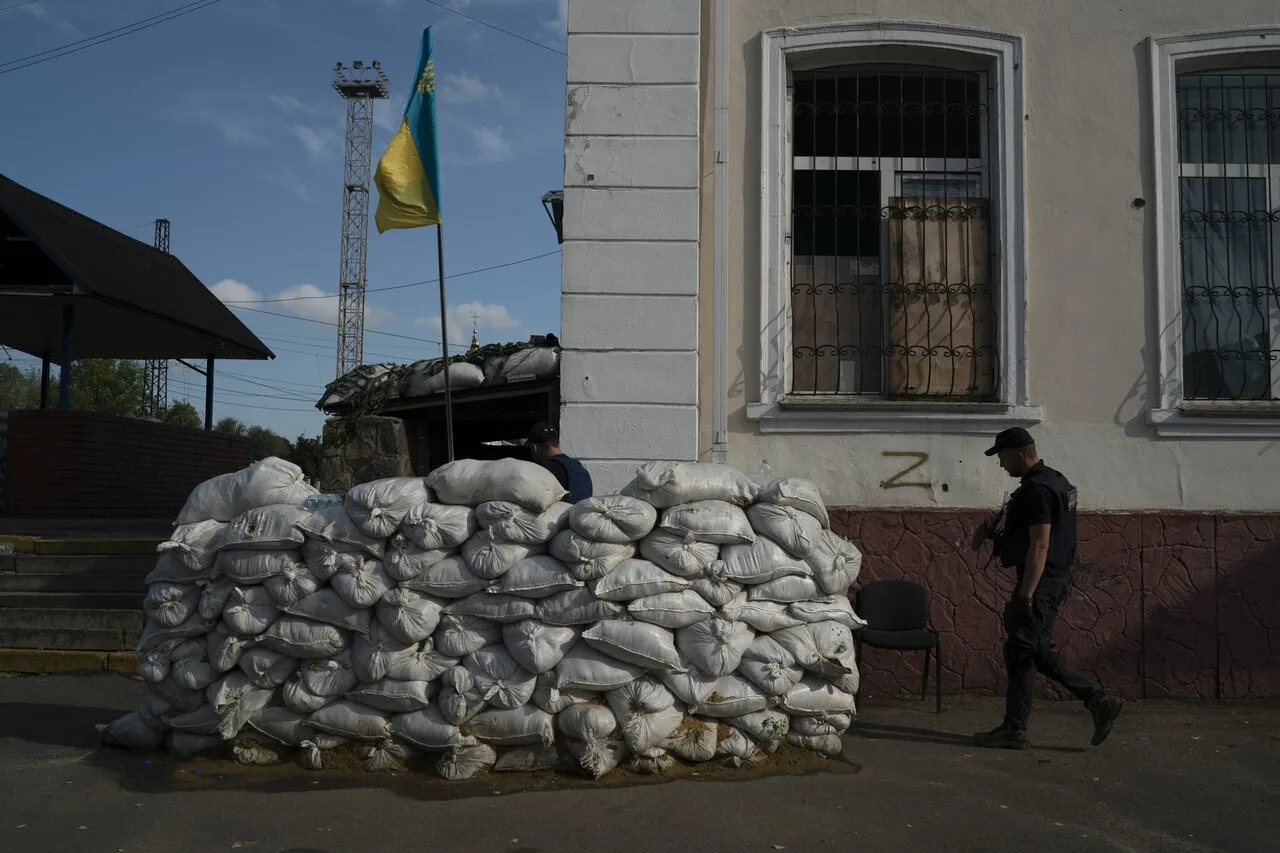 Война. Двести седьмой день. Фотографии Что оставила российская армия в  Харьковской области: комнаты для допросов в подвалах и «хлев» на месте  госпиталя в церкви — Meduza