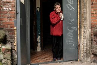 66-летняя Анна Поладюк готовила на улице, но поспешила спрятаться в подъезде, услышав звуки минометного обстрела. Северодонецк