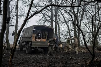 Бойцы ВСУ выгружают артиллерийские снаряды из грузовика