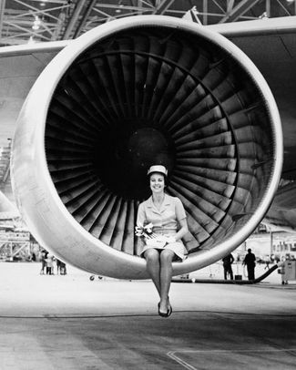 Рекламная съемка: „стюардесса“ сидит на двигателе Pratt &amp; Whitney JT9D одного из первых Boeing 747, сентябрь 1968 года. Установка новых двигателей позволила Boeing 747 быть конкурентоспособным более пяти десятилетий