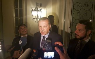 Президент Турции Реджеп Тайип Эрдоган во время обращения к журналистам, курорт Мармарис
