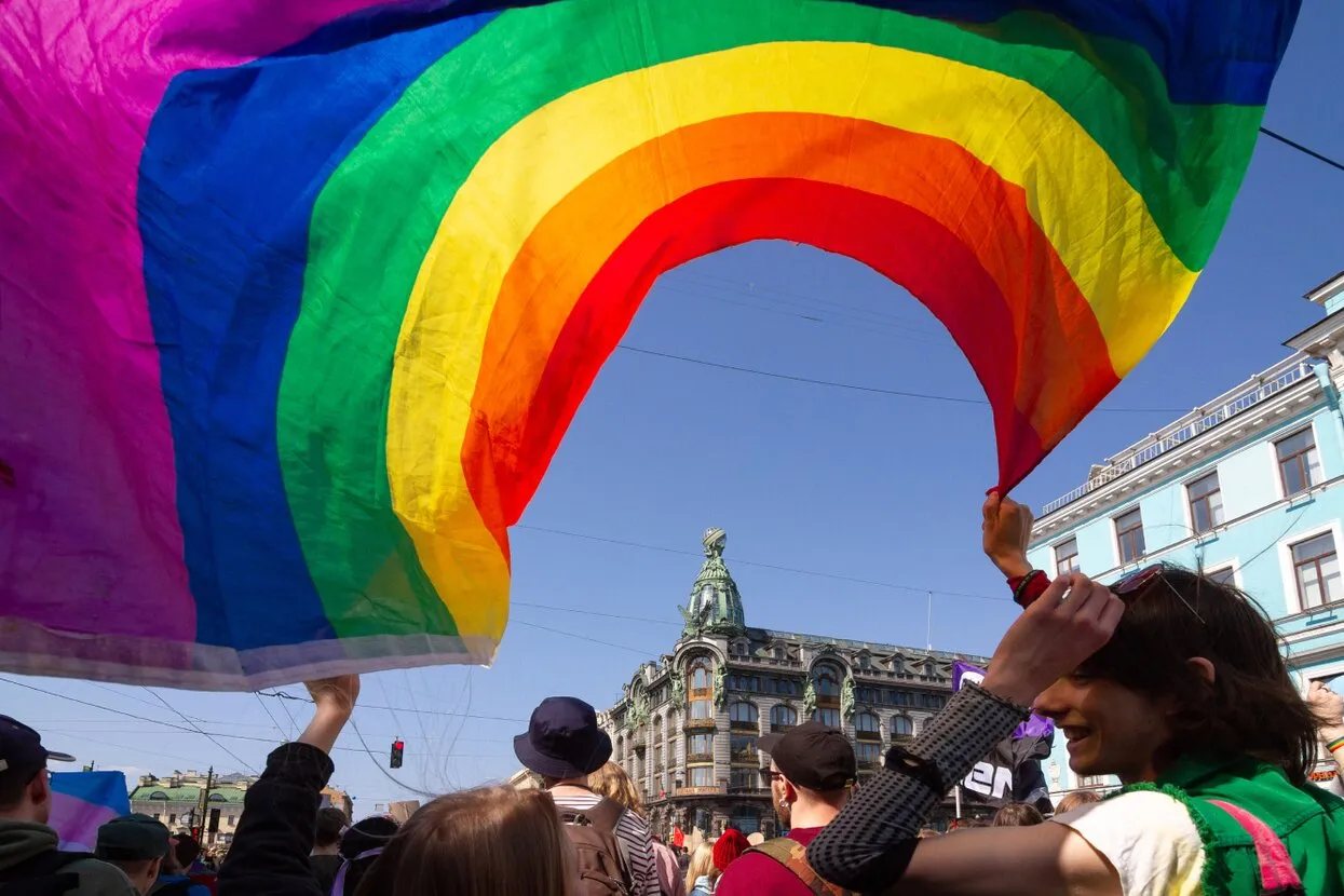 Не дай ублюдкам тебя доконать» В России остаются ЛГБТК-инициативы, которые продолжают помогать людям даже в условиях репрессий. Как изменится их работа из-за запрета «движения ЛГБТ» — и что они советуют, чтобы пережить