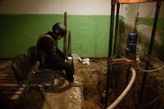 Волонтер качает воду в «пункте несокрушимости» — так в Украине называют специально оборудованные места, где люди могут погреться, зарядить технику, воспользоваться мобильной связью и набрать воды
