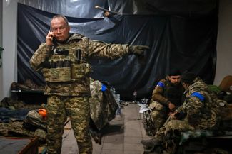 Командующий сухопутными войсками ВСУ генерал-полковник Александр Сырский дает указания, находясь в убежище в Соледаре