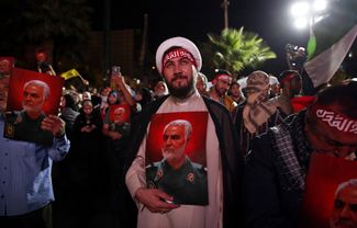 Сторонники ливанского шиитского движения «Хизбалла» с портретами иранского генерала Касема Сулеймани, убитого при американском ракетном ударе в 2020 году. Тегеран, 7 октября 2023 года