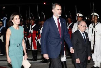 Королева Летисия, король Фелипе VI и министр иностранных дел Аргентины Хорхе Фаури в аэропорту Хорхе Ньюбери, 24 марта 2019 года