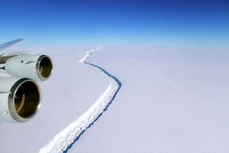 А68а был частью шельфового ледника Ларсена. После его отделения площадь ледника уменьшилась на 12%. На фото — трещина, в результате которой появился А68а. 2016 год
