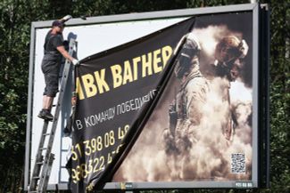Amid an armed rebellion led by Yevgeny Prigozhin, a crew in St. Petersburg begins taking down a billboard advertising PMC Wagner’s local recruiting center. (After the rebellion ended, many of these ads were restored.) June 24, 2023.