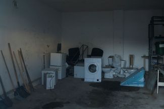 Стиральная машина, унитазы и холодильники, украденные российскими военнослужащими, обнаружены на территории следственного изолятора после отступления российских сил из Херсона