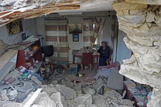 Житель Донецка, 66-летний Владимир Котенев, в своем доме, сильно пострадавшем из-за обстрела