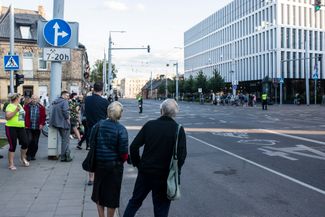 Жители Вильнюса ждут кортеж президента США Джо Байдена, приехавшего на саммит НАТО
