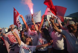 Сторонники нового мэра Стамбула Эркема Имамоглу отмечают вручение ему официального мандата. 27 июня 2019 года<br>