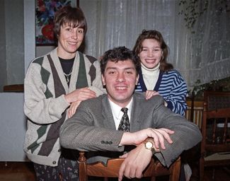 Boris Nemtsov with his wife and daughter in Nizhny Novgorod, October 10, 1996.
