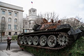 Российский танк Т-72Б, подорвавшийся на противотанковой мине в Украине, во время экспозиции на бульваре Унтер-ден-Линден перед посольством России в Германии в первую годовщину полномасштабного вторжения в Украину. Берлин, 24 февраля 2023 года