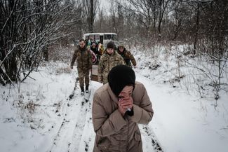 52-летняя Наталья Шалашная, опекунша Александра Коровного, плачет на его похоронах. Коровный был сиротой