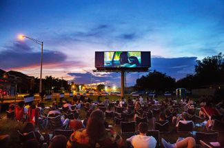 Показ в Майами картины «Лунный свет». А24 устраивала бесплатные кинопоказы в местах, сюжетно связанных с фильмами