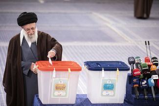Духовный лидер Ирана Али Хаменеи голосует на выборах. 1 марта 2024 года