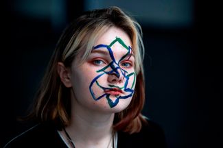 Дарья Козлова, активистка, протестующая против системы распознавания, нанесла на свое лицо макияж, который, как утверждается, сбивает с толку камеры. Февраль 2020 года