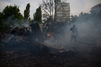 Пожарные ликвидируют последствия российских ударов по Харькову