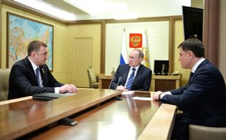 Алексей Дюмин (слева) и Владимир Груздев (справа) на встрече с президентом России Владимиром Путиным