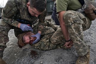 Помощь раненому украинскому военнослужащему