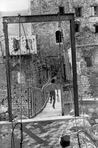 A Bosnian from the city of Mostar (Bosnia and Herzegovina) tries to get water. February 1994.
