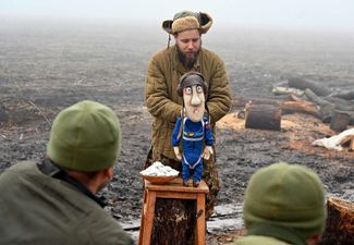 Артист из Харьковского театра кукол проводит рождественское представление для бойцов Национальной гвардии Украины на позициях на севере Харьковской области