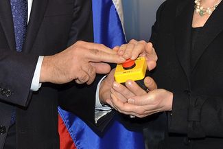 Госсекретарь США Хиллари Клинтон и министр иностранных дел РФ Сергей Лавров перезагружают российско-американские отношения. 6 марта 2009 года