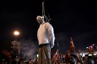 Чучело Фетхуллаха Гюлена, которое сторонники Эрдогана повесили на площади Таксим во время пропрезидентского митинга. Стамбул, 18 июля 2016 года