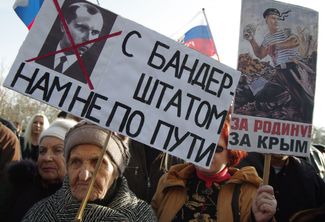 Участники митинга против «Евромайдана» в Севастополе, 23 февраля 2014 года