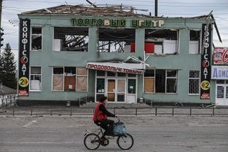 Разрушенный торговый центр в городе, оставленном российскими военными
