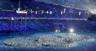 Олимпийские кольца на церемонии закрытия Игр в Сочи