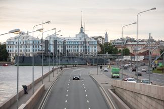 Вид на Пироговскую набережную и Крейсер Аврора с Литейного моста<br>
