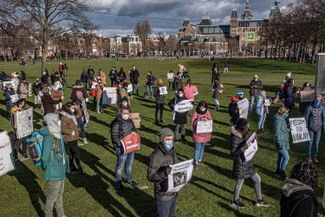 Демонстрация напротив российского торгпредства в Амстердаме