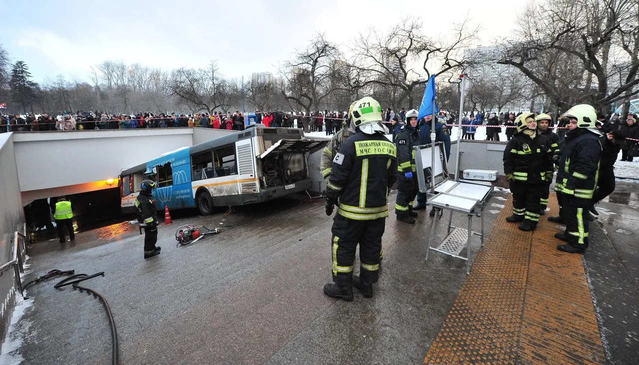 Автобус въехал в подземный переход возле станции метро «Славянский бульвар».  Главное — Meduza