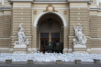Баррикады перед входом в Национальный академический театр оперы и балета в Одессе. Горожане заранее позаботились о памятниках культуры, обложив их мешками с песком