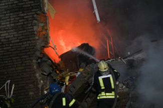 Спасатели тушат пожар в многоэтажном здании, возникший в результате обстрела. Запорожье подверглось атаке во второй раз за сутки. Власти сообщили о как минимум одном погибшем