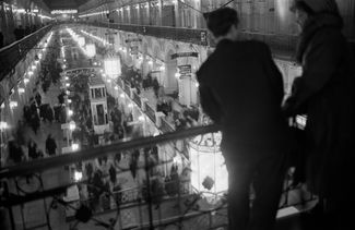 Вид с галереи Главного универсального магазина (ГУМ) в Москве. 1 февраля 1959 года