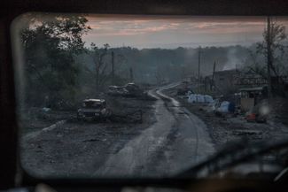 Остовы автомобилей по обочинам дороги на линии фронта в Северодонецке. За город продолжают идти тяжелые бои.