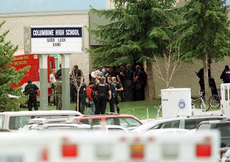 Полиция на месте массового убийства в школе Колумбайн, 1999 год