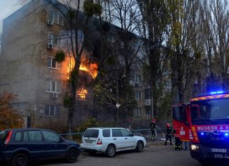 Пожарные у дома, в который попала российская ракета, Киев