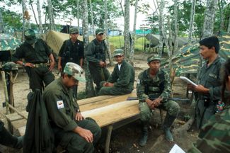 Бойцы ФАРК в тренировочном лагере в городе Лос-Посос. 25 августа 2000 года
