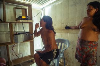 Поселок ваорани Бамено в Эквадоре. Лидеры общины общаются по рации с муниципалитетом — правительство собирается добывать на исконных землях ваорани нефть
