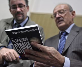 Публицист Андрей Пионтковский (справа) в Басманном районном суде, который признал экстремистскими некоторые его публикации