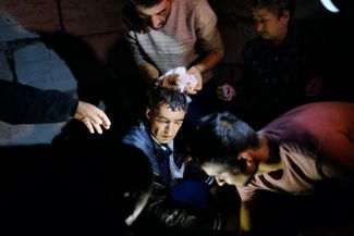 Мужчине, пострадавшему при обстреле Степанакерта, оказывают медицинскую помощь. 4 октября 2020 года