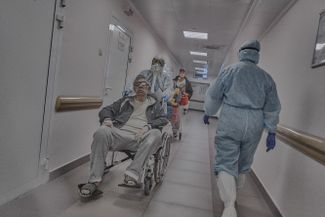A newly arrived patient in the hallway of the “red zone”