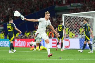 Нападающий сборной Венгрии Кевин Чобот празднует забитый мяч в матче с Шотландией