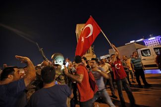 Сторонники Эрдогана на площади Таксим, Стамбул