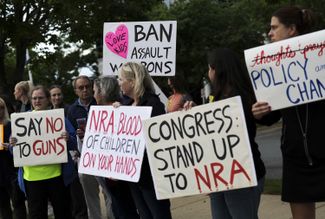 Сторонники более строгого контроля за продажей оружия протестуют у офиса Национальной стрелковой ассоциации (NRA) после шутинга в Ювалде. Фэрфакс, штат Вирджиния, 25 мая 2022 года
